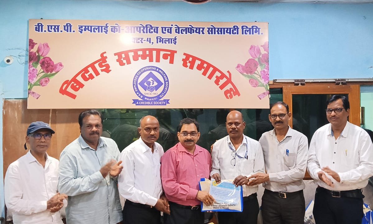 भावुक हुए रिटायर कर्मी, स्वरचित कविता सुना कर लूटी वाहवाही