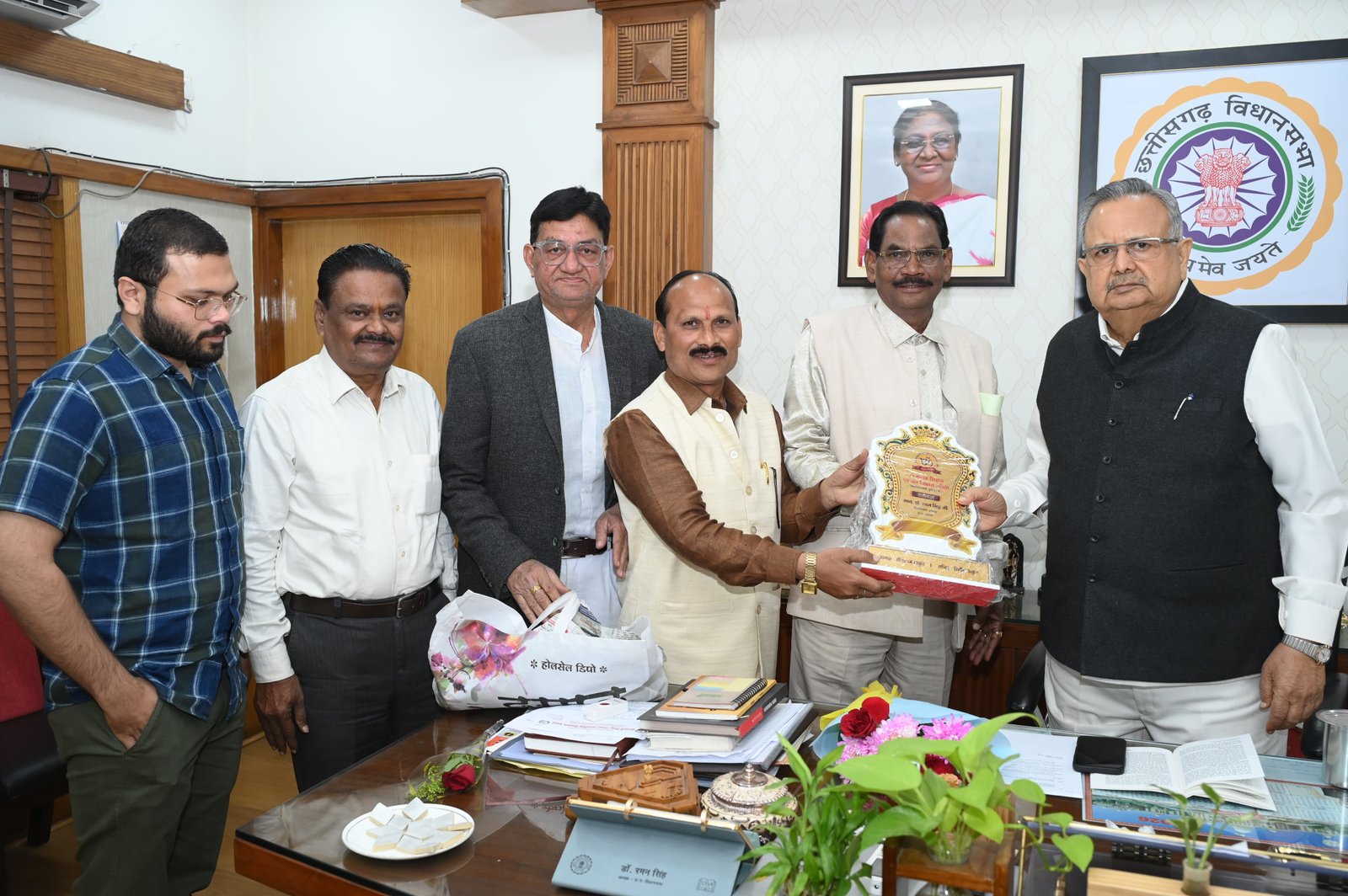 छत्तीसगढ़ विधानसभा अध्यक्ष डॉ. रमन सिंह को नववर्ष की बधाई, स्मृति चिन्ह भेंट कर किया गया सम्मान