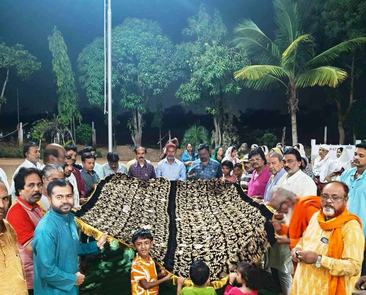 अकीदतमंदों ने उर्स की चादर भेजी मझौली शरीफ