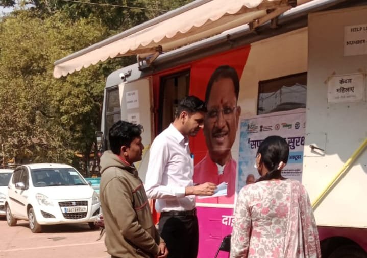 मोबाइल मेडिकल यूनिट शिविर का कमिश्नर सुमित अग्रवाल ने किया निरीक्षण