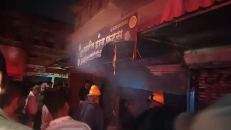 इंदिरा मार्केट में नवनीत ड्राई फ्रूटस की दुकान में लगी आग, अग्निशमन दल की तत्परता से टली बड़ी घटना इंदिरा मार्केट में नवनीत ड्राई फ्रूटस की दुकान में लगी आग, अग्निशमन दल की तत्परता से टली बड़ी घटना