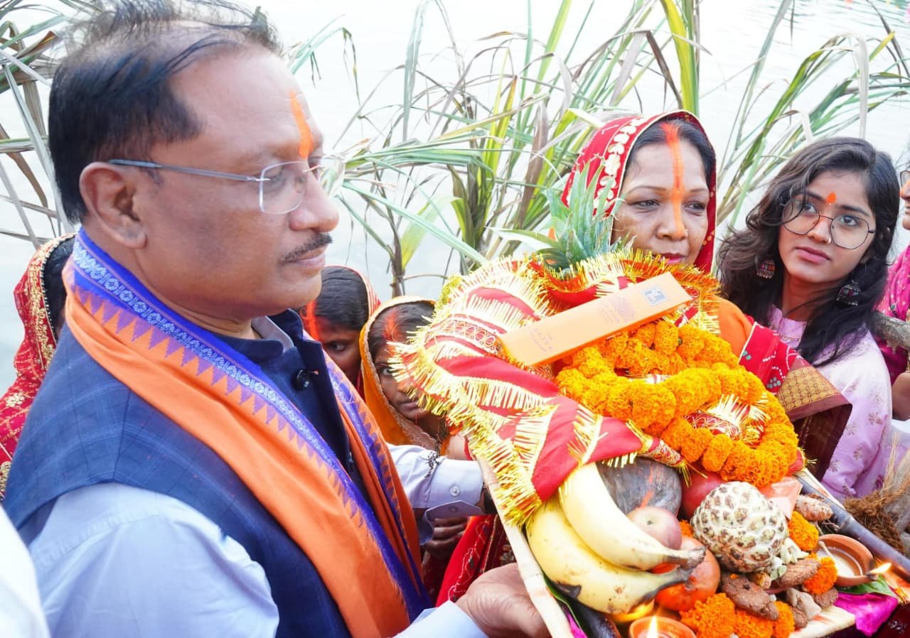 मुख्यमंत्री श्री साय ने कुनकुरी छठ घाट में सूर्य को दिया अर्घ्य:प्रदेश के सुख, समृद्धि और खुशहाली की कामना की मुख्यमंत्री श्री साय ने कुनकुरी छठ घाट में सूर्य को दिया अर्घ्य:प्रदेश के सुख, समृद्धि और खुशहाली की कामना की