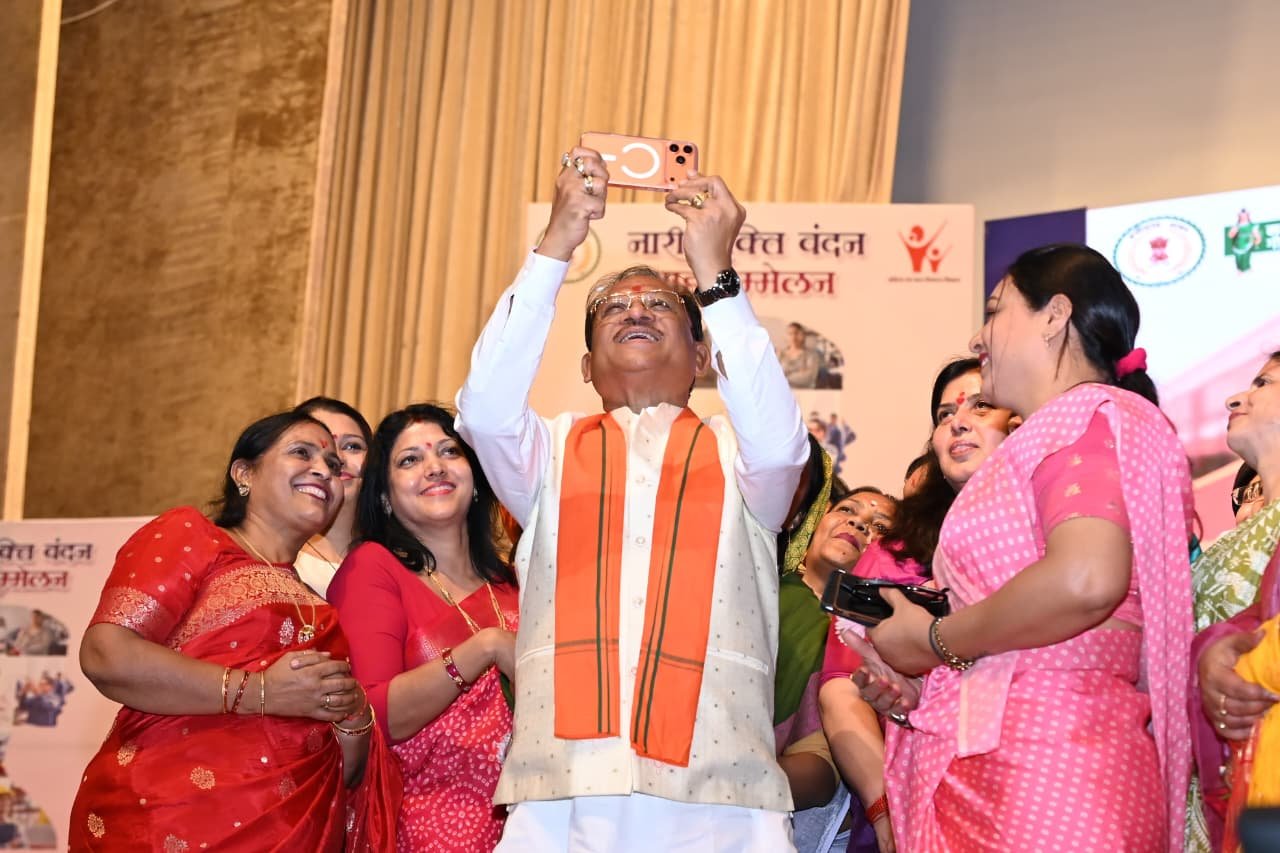 नारी शक्ति वंदन कार्यक्रम में महिलाओं का उत्साह, मुख्यमंत्री ने लिया सेल्फी से सबका मन