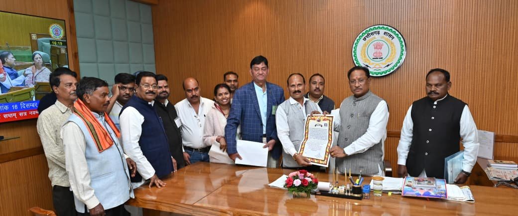 ओम सत्यम शिक्षण एवं जन विकास समिति के पदाधिकारियों को मुख्यमंत्री का सेवा सम्मान