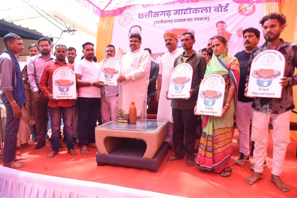 मजदूर दिवस पर 21 कुम्हारों को इलेक्ट्रिक चाक, 200 ई-रिक्शा चालकों को आर्थिक सहायता