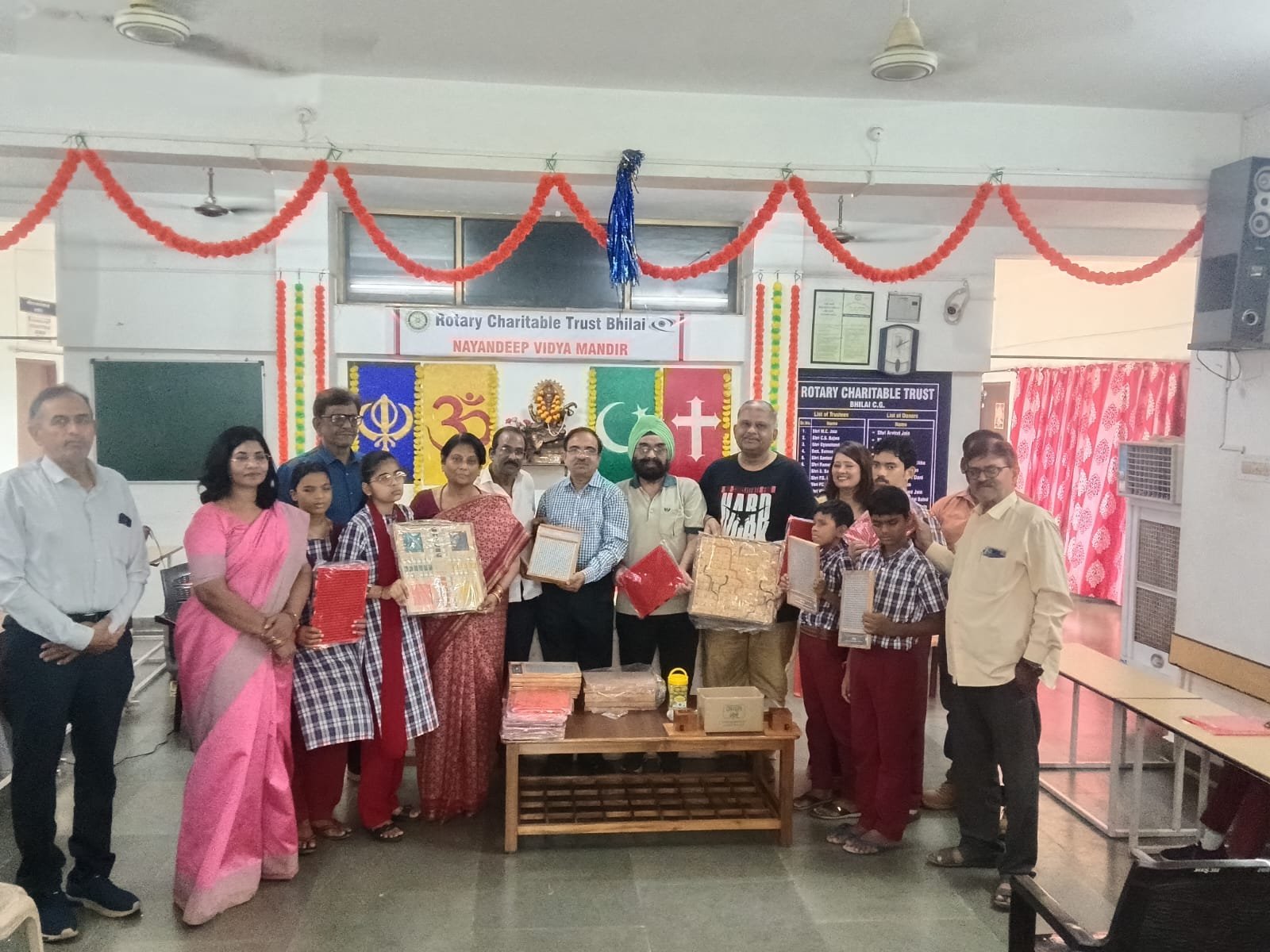 साईं आस्था चैरिटेबल ट्रस्ट ने नयन दीप विद्या मंदिर को भेंट की ब्रेल किट सहित शैक्षणिक सामग्री