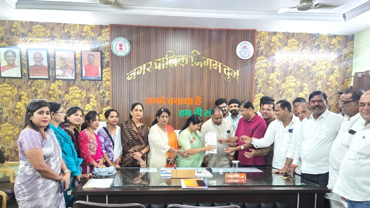 ट्रेड लाइसेंस शुल्क वृद्धि के विरोध में चेंबर ऑफ कॉमर्स ने सौंपा ज्ञापन