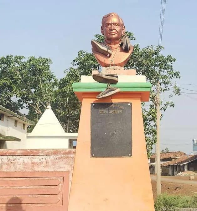 अटल बिहारी वाजपेयी की प्रतिमा पर जूतों की माला, ग्रामीणों में आक्रोश