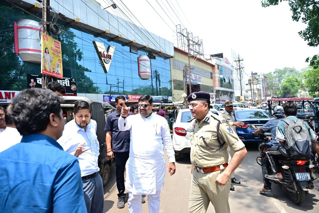 केबिनेट मंत्री गजेन्द्र यादव ने शहर के व्यस्त मार्गों का किया जमीनी मुआयना