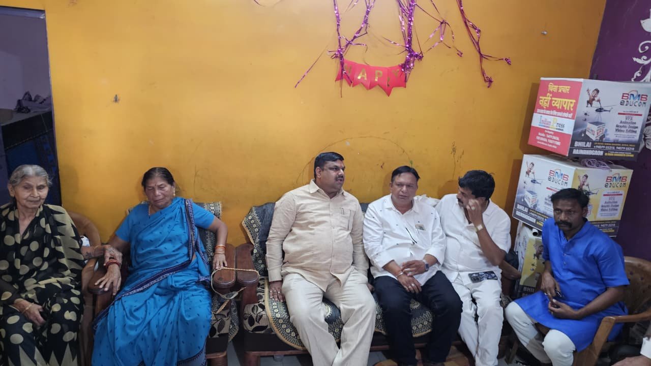 दुर्ग के आर्य नगर में एक ही परिवार के चार सदस्यों के निधन पर मंत्री गजेन्द्र यादव ने जताया गहरा शोक