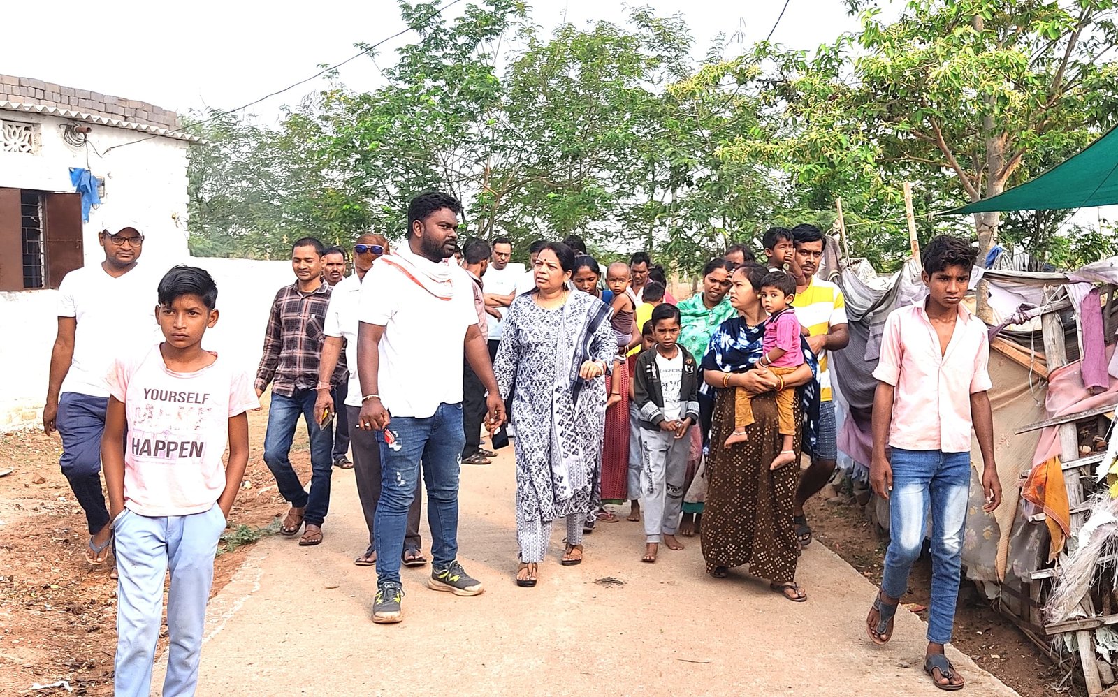 खदान पारा नेवई पहुंची महापौर, पेयजल संकट पर बुलवाया टैंकर