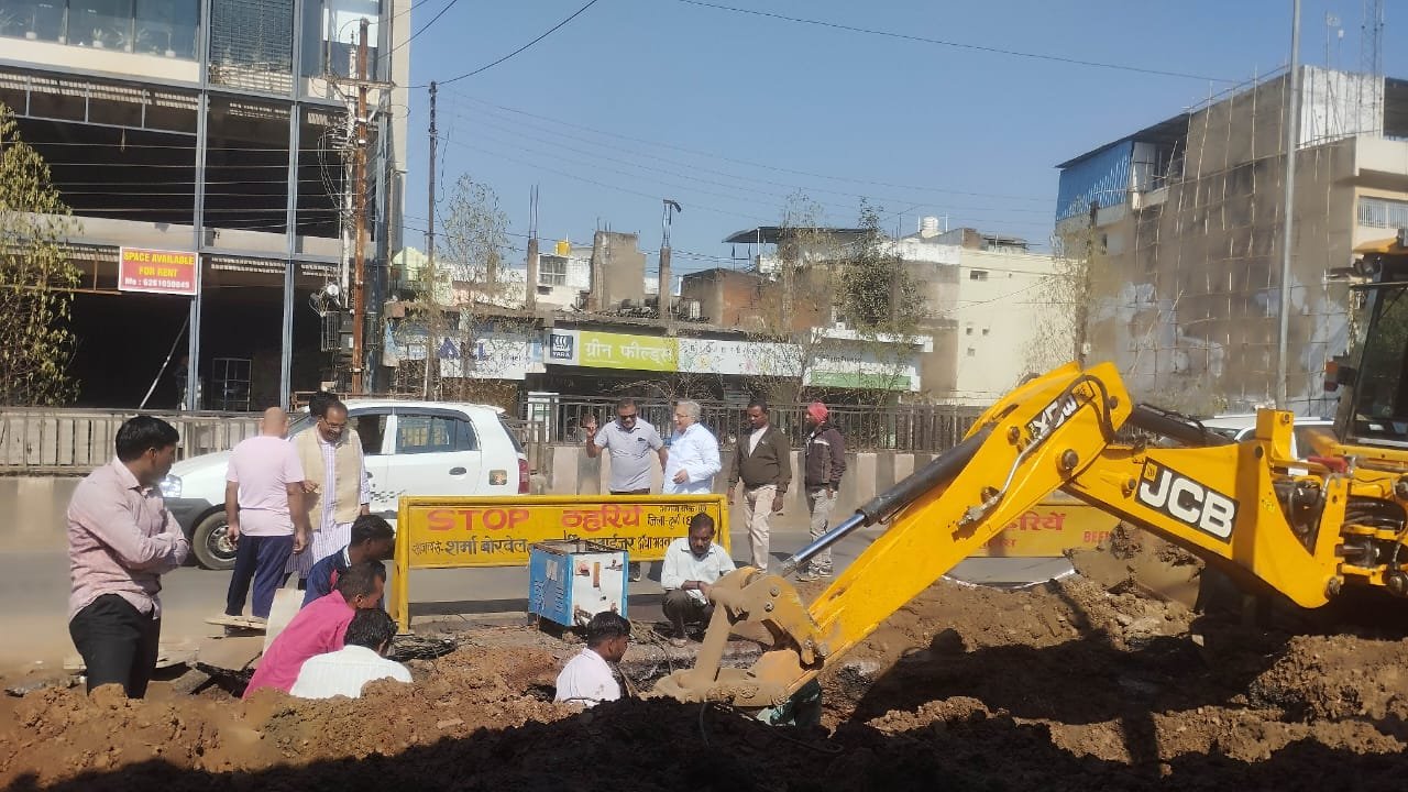 शहर की मुख्य पाइप लाइन लीकेज से भारी जलसंकट—वोरा,वर्मा मौके पर पहुँचे, कहा: निगम त्वरित सुधार सुनिश्चित करे