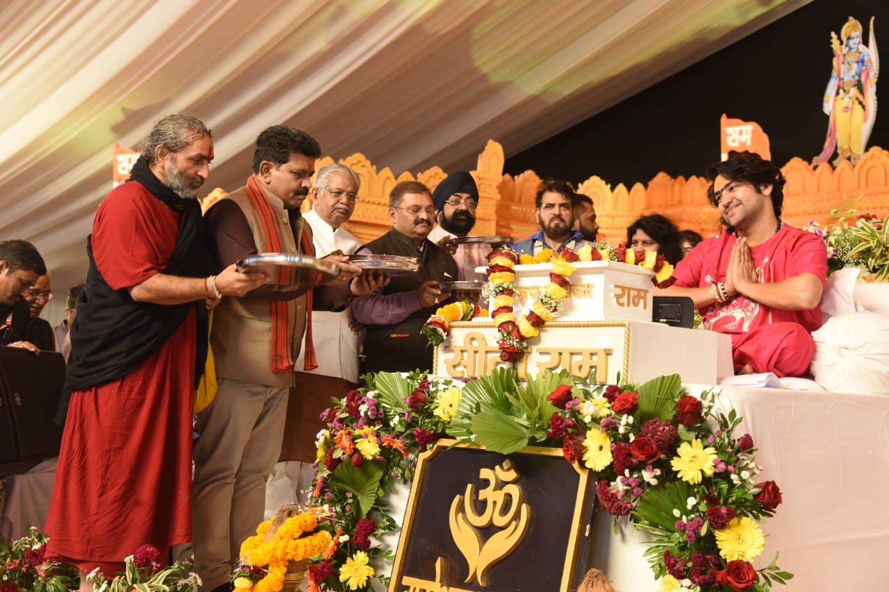 हनुमंत कथा के चौथे दिवस उप मुख्यमंत्री विजय शर्मा हुए शामिल, पं. धीरेंद्र शास्त्री से लिया आशीर्वाद