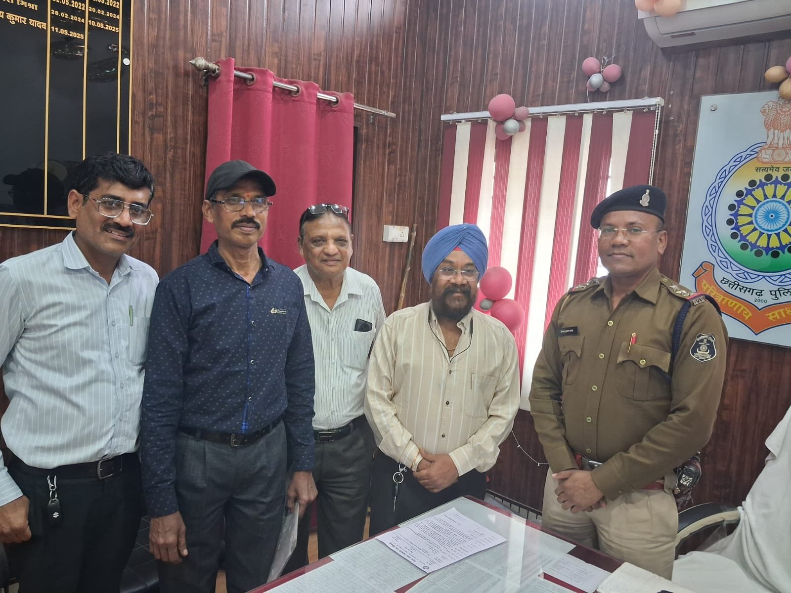 नेहरू नगर व्यापारी संघ ने खुले में शराब पीने वालों पर अंकुश हेतु सुपेला पुलिस को सौंपा कार्ययोजना पत्र