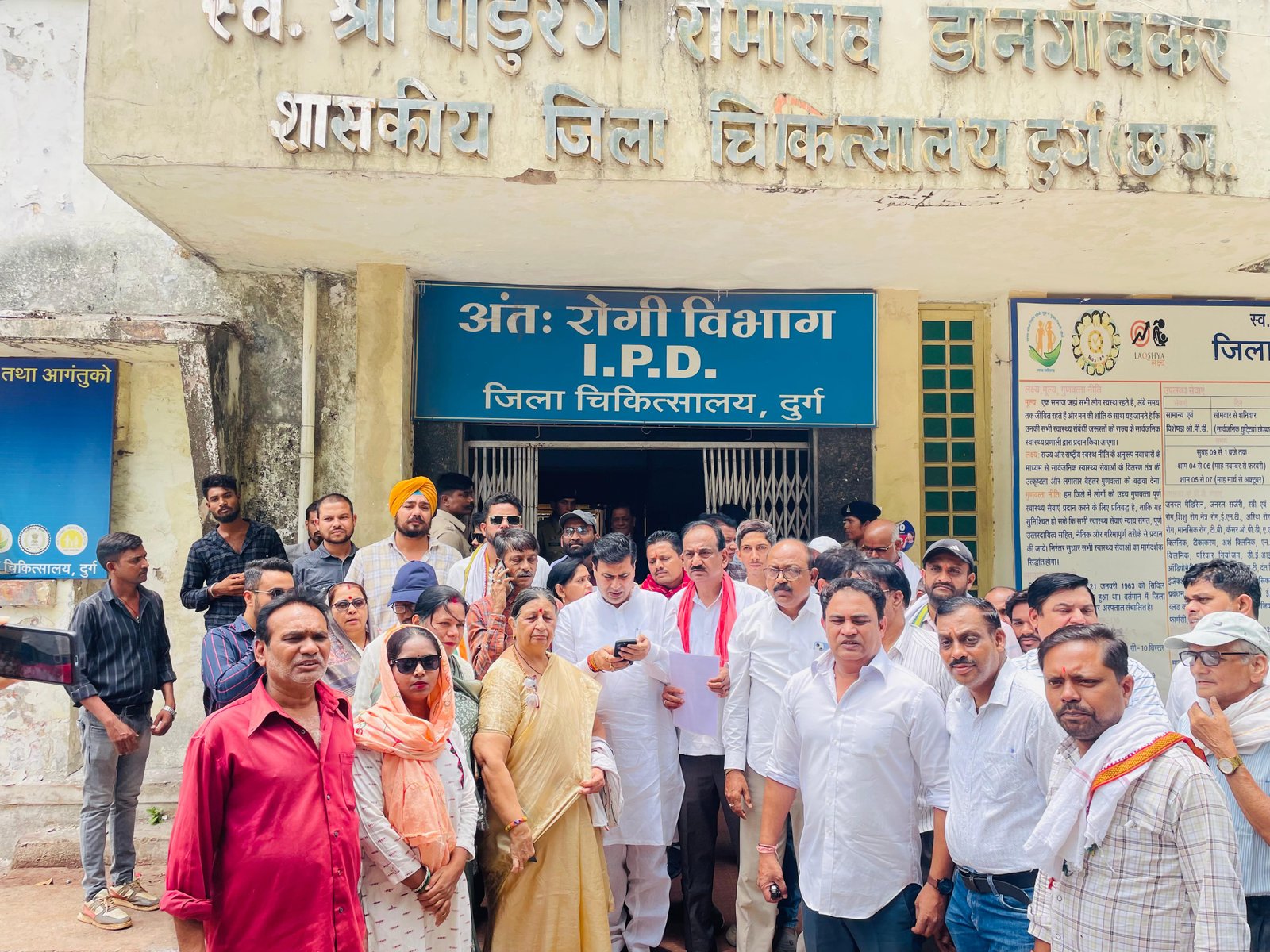 जिला अस्पताल में रक्त नहीं मिलने से युवती की मौत पर कांग्रेस का प्रदर्शन, सिविल सर्जन कार्यालय का घेराव