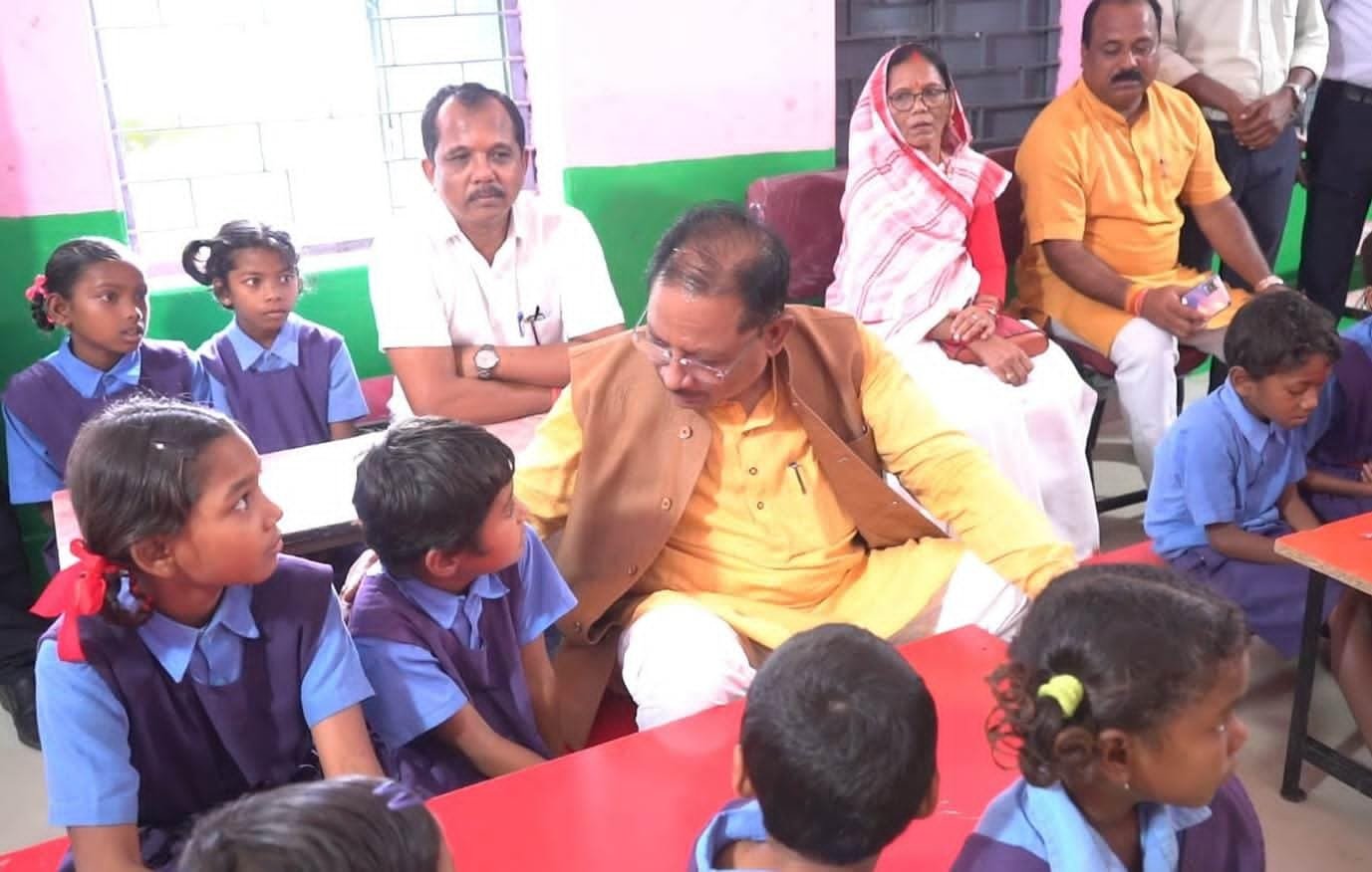 “पढ़ाई ठीक से करना है न… मोबाइल ज्यादा नहीं देखना''