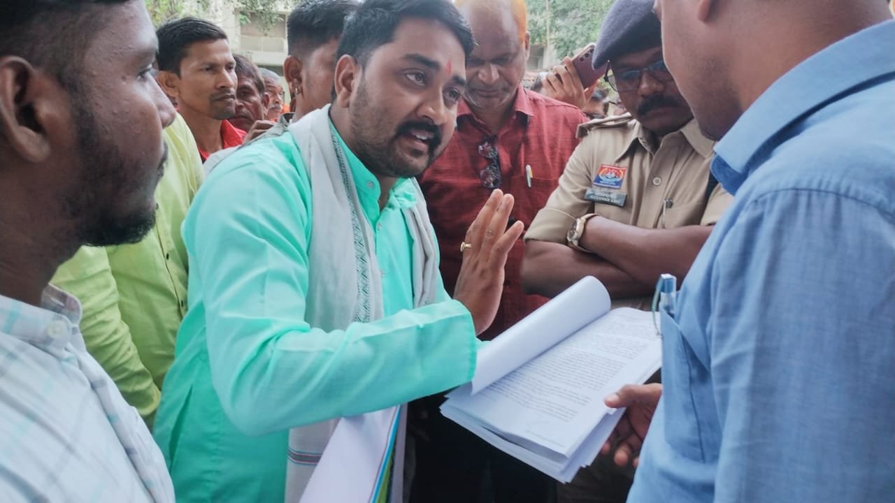 रेलवे भूमि अधिग्रहण के विरोध में किसानों का प्रदर्शन, एसडीएम को सौंपा कलेक्टर के नाम ज्ञापन रेलवे भूमि अधिग्रहण के विरोध में किसानों का प्रदर्शन, एसडीएम को सौंपा कलेक्टर के नाम ज्ञापन