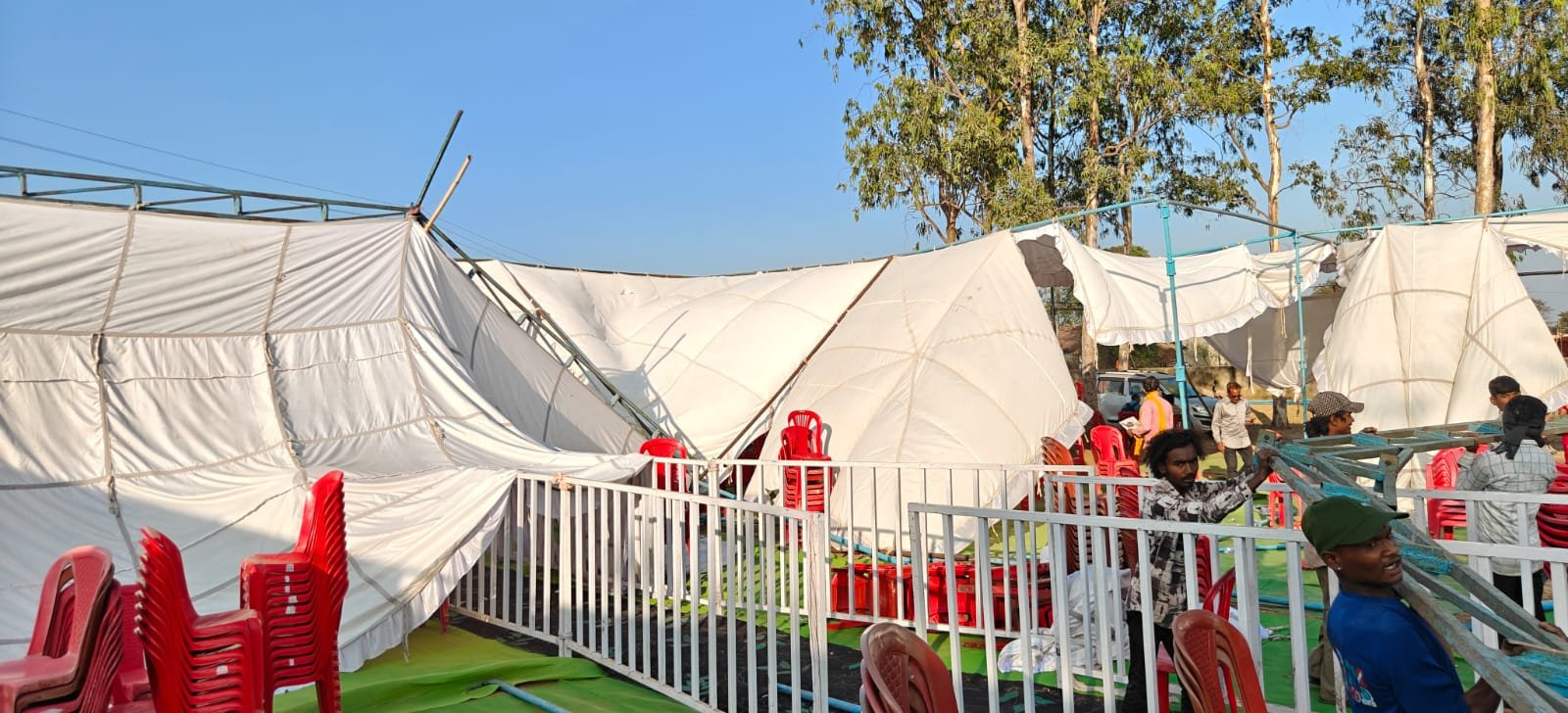 10 सेकंड की तेज हवा ने उड़ा दिया पंडाल ..