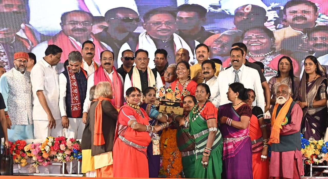 पंडवानी एक ऐसी विधा है, जिसके माध्यम से छत्तीसगढ़ को दुनिया भर में पहचान मिली है- मुख्यमंत्री श्री साय पंडवानी एक ऐसी विधा है, जिसके माध्यम से छत्तीसगढ़ को दुनिया भर में पहचान मिली है- मुख्यमंत्री श्री साय