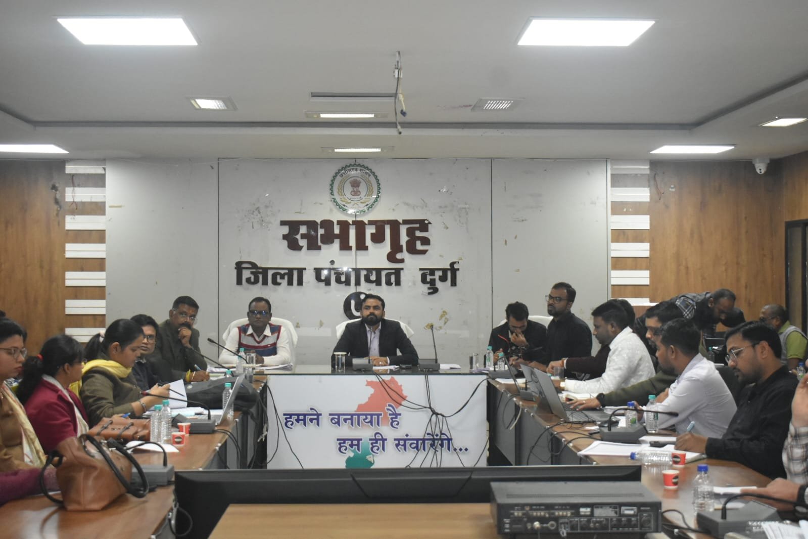 प्रधानमंत्री एवं मुख्यमंत्री आवास योजनाओं के निर्माण कार्यों की समीक्षा बैठक संपन्न