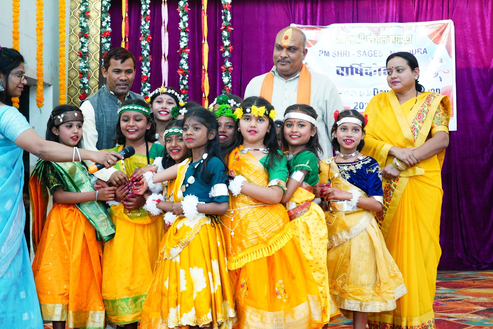 आत्मानंद शासकीय उत्कृष्ट अंग्रेजी माध्यम विद्यालय, नगपुरा के वार्षिक उत्सव में शामिल हुए दुर्ग ग्रामीण विधायक ललित चंद्राकर