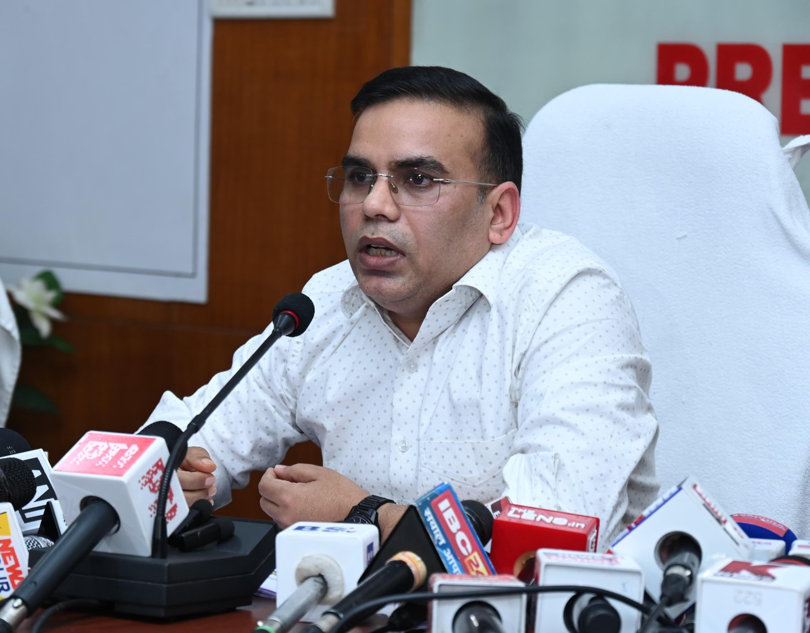 छत्तीसगढ़ में मतदाता सूची के गहन पुनरीक्षण का शुरुआत! राजनीतिक दलों के साथ सीईओ ने की महत्वपूर्ण बैठक तथा विभिन्न मीडिया संस्थानों के साथ प्रेस वार्ता छत्तीसगढ़ में मतदाता सूची के गहन पुनरीक्षण का शुरुआत! राजनीतिक दलों के साथ सीईओ ने की महत्वपूर्ण बैठक तथा विभिन्न मीडिया संस्थानों के साथ प्रेस वार्ता