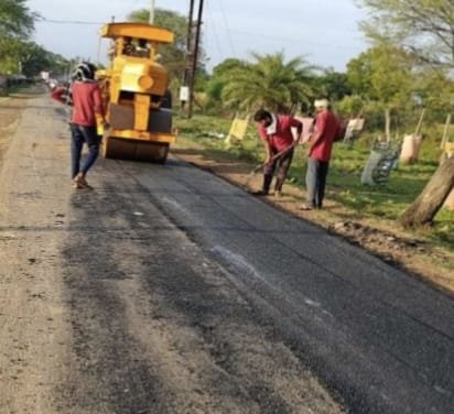 सड़कों में बी.टी. पैच एवं रियेयर कार्य युद्ध स्तर पर
