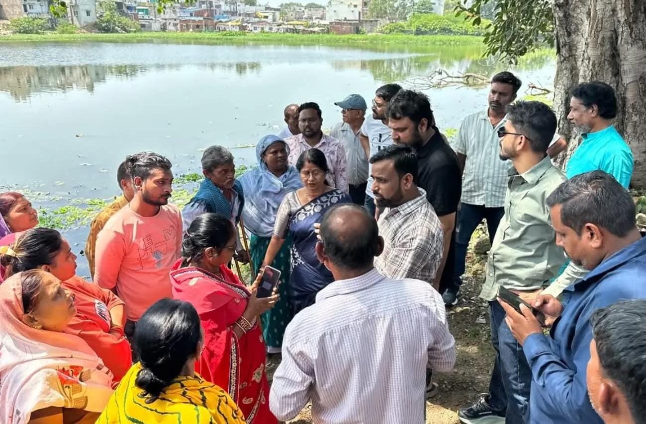 हरना बांधा तालाब को अतिक्रमण मुक्त कराने महापौर ने किया औचक निरीक्षण