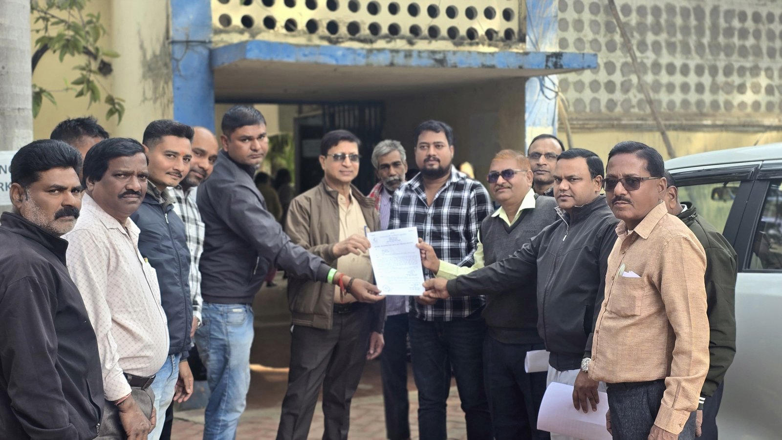 गेट मीटिंग के बाद मंत्री के नाम सौंपा ज्ञापन