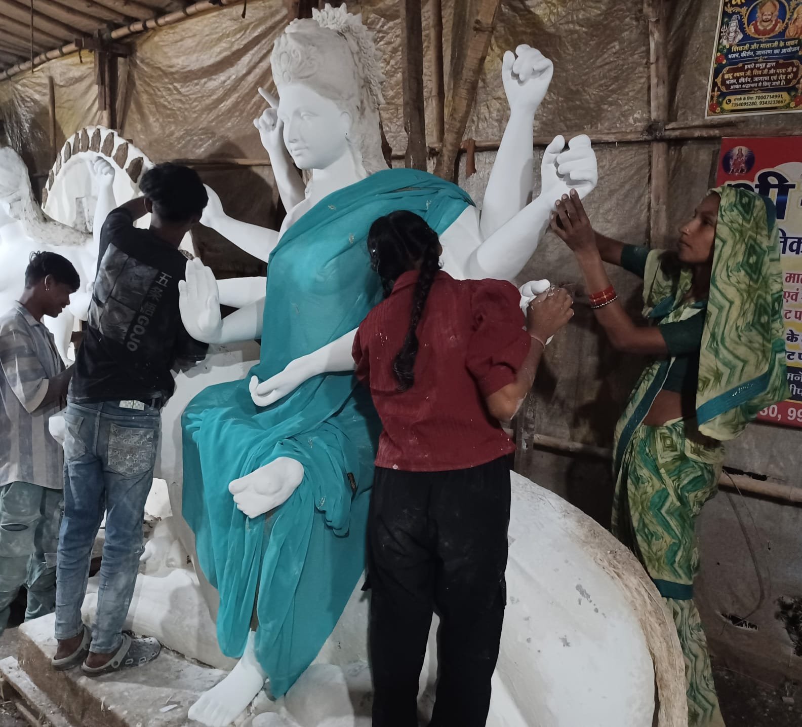 नवरात्रि में माता के आगमन के लिए दिन रात मूर्तियों को अंतिम रूप देने जुटा थनोद के मूर्तिकार 