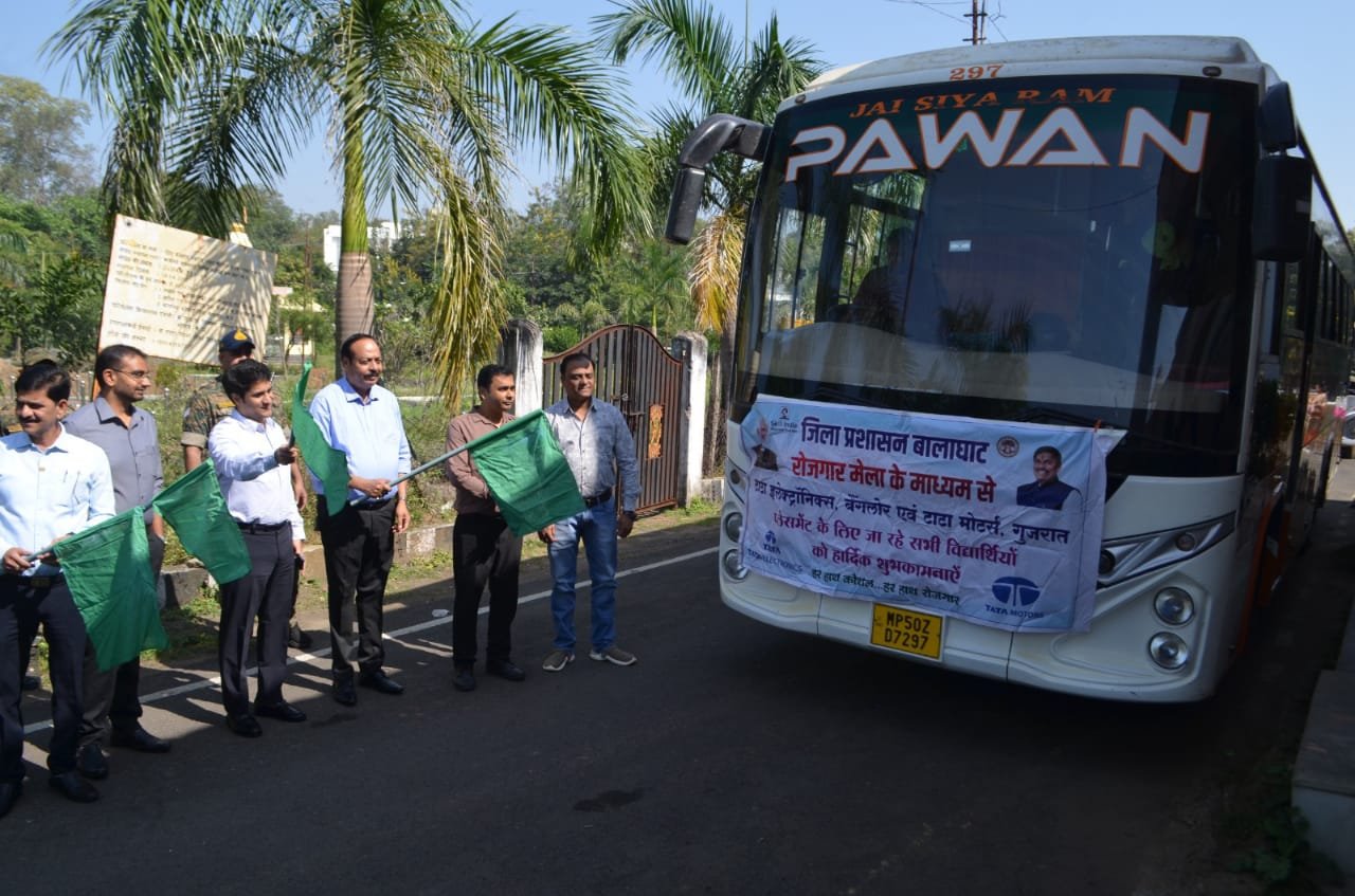 जिले के 120 युवक टाटा मोटर्स में रोजगार के लिए अहमदाबाद रवाना