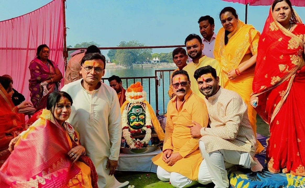 शिवनाथ तट पर गूंजा हर-हर महादेव, महापौर व जनप्रतिनिधियों ने किया भव्य रुद्राभिषेक