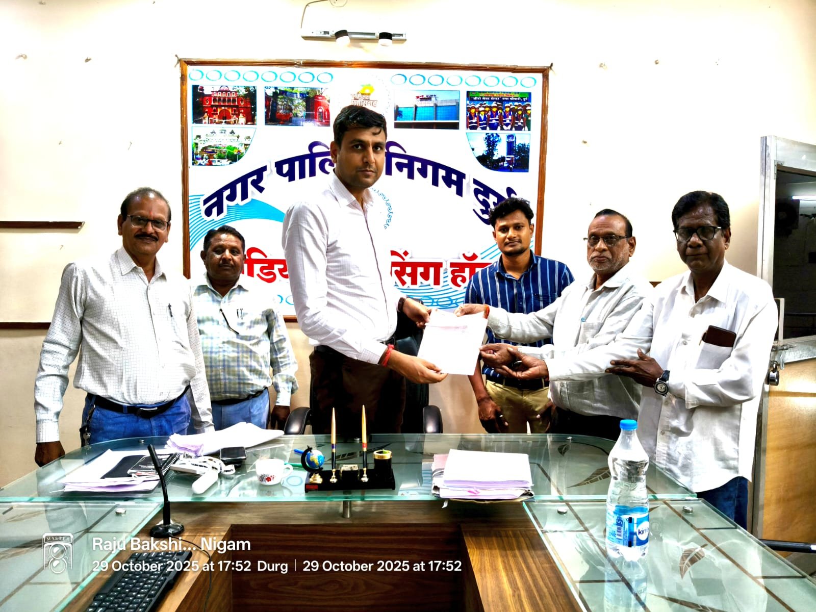 हर बुधवार चलेगा राजस्व वसूली अभियान- निगम आयुक्त सुमित अग्रवाल ने खुद की शुरुआत हर बुधवार चलेगा राजस्व वसूली अभियान- निगम आयुक्त सुमित अग्रवाल ने खुद की शुरुआत