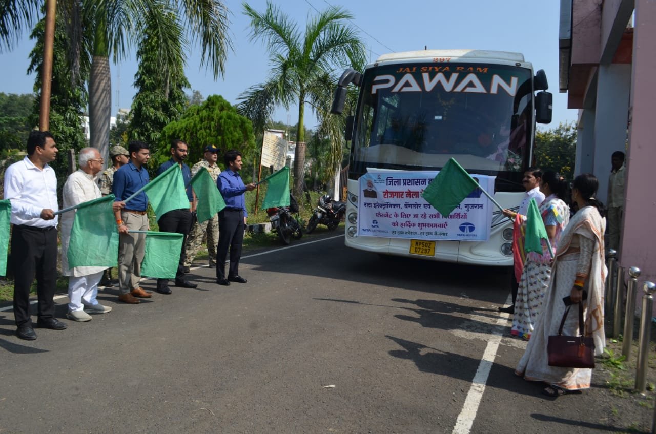 जिले की 150 बालिकाएं टाटा इलेक्ट्रानिक्स में रोजगार के लिए बैंगलोर रवाना