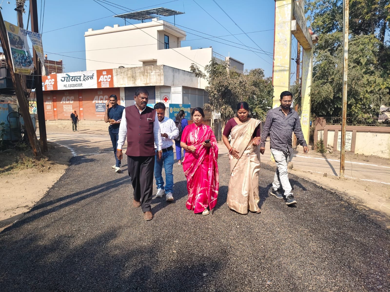 महापौर अलका बाघमार ने किया सड़क डामरीकरण कार्य का निरीक्षण, गुणवत्ता पर दिया जोर