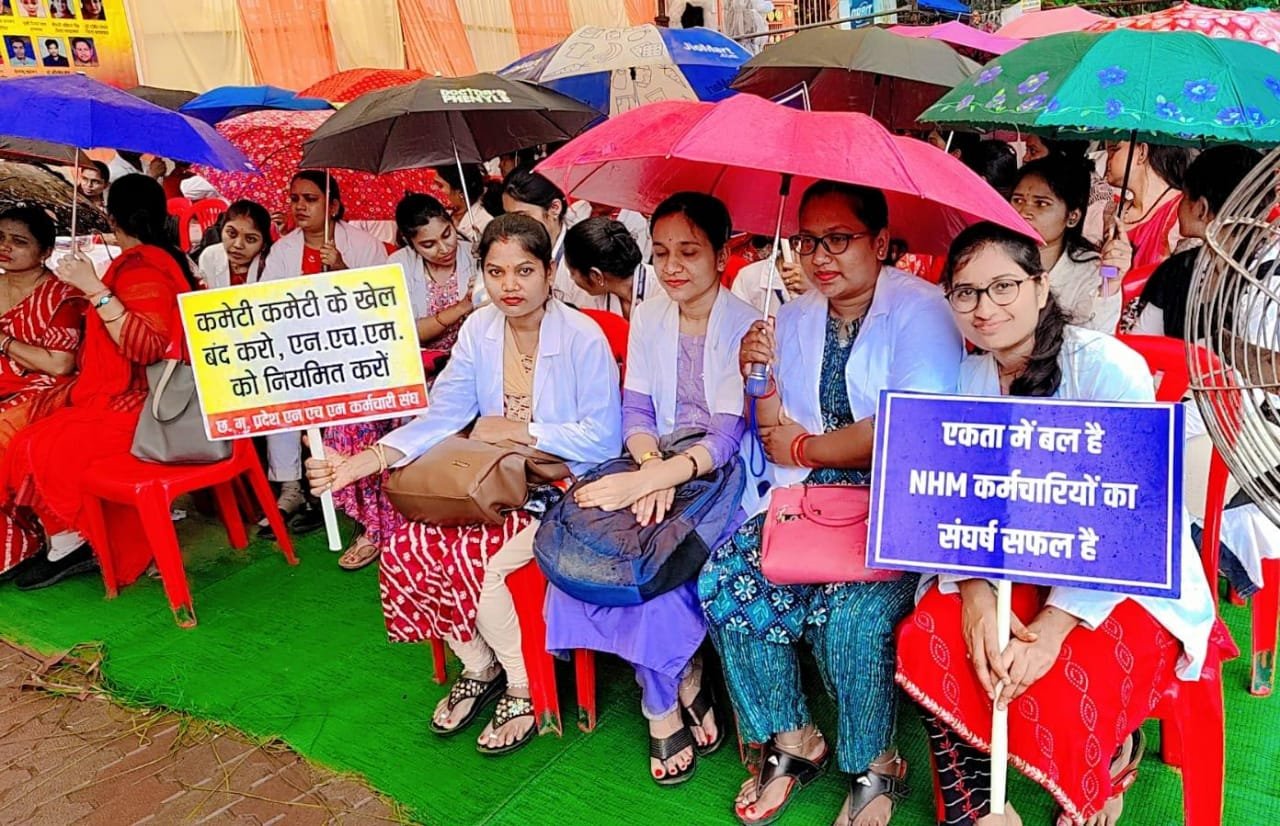 एनएचएम कर्मचारियों का आंदोलन दूसरे दिन भी जारी, स्वास्थ्य सेवाएं पूरी तरह ठप