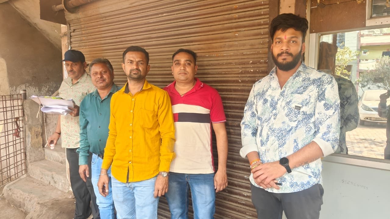 नोटिस के बाद भी भुगतान नहीं, नगर निगम ने 12 दुकानों पर जड़ा ताला