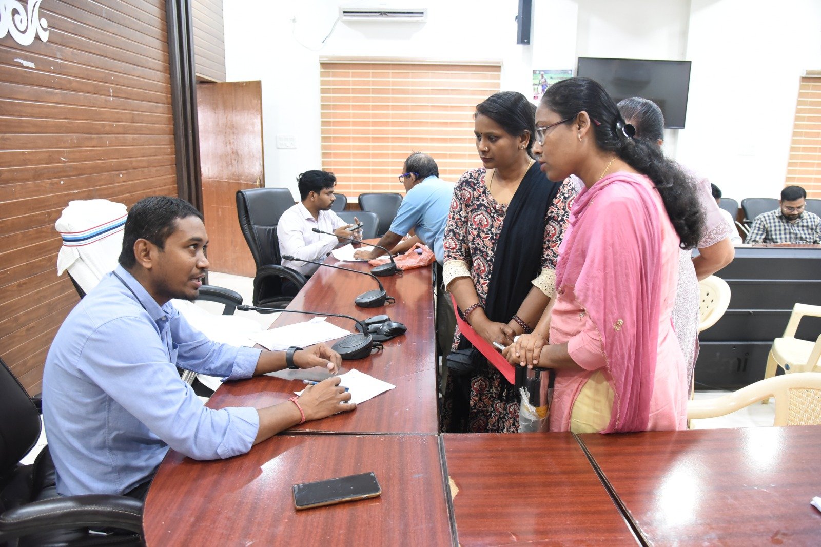 जर्जर सड़क बनी दुर्घटनाओं का कारण, आमजन और छात्र-छात्राएं परेशान, आवेदक पहुंचा जनदर्शन