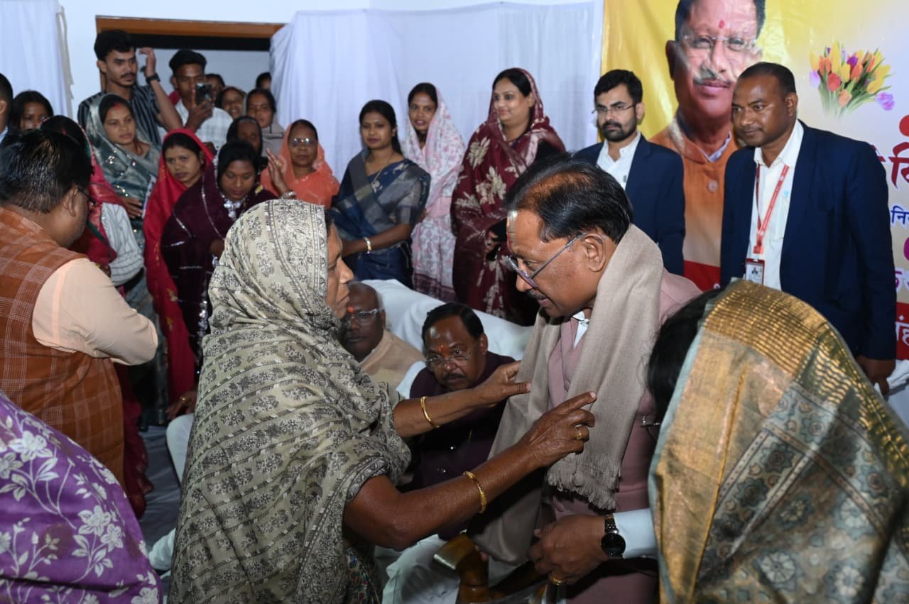 कोरिया के सुदूर गांवों से अयोध्या पहुँचे श्रद्धालुओं से मिले सीएम साय, साझा किए भक्तिमय अनुभव