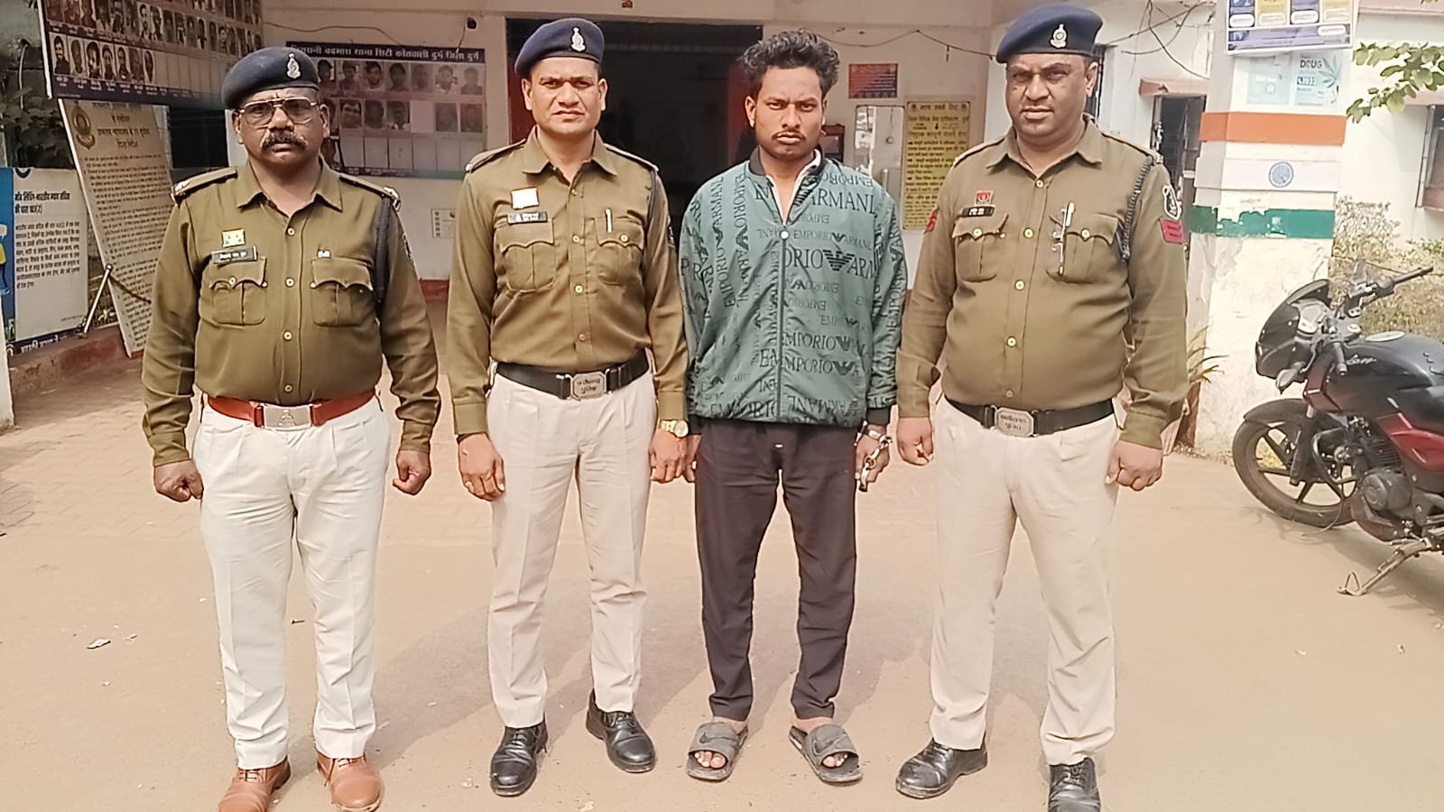 ऑपरेशन विश्वास अभियान में दुर्ग पुलिस को बड़ी सफलता, अवैध गांजा बिक्री करते युवक को किया गिरफ्तार, 1.700 किलोग्राम गांजा जप्त