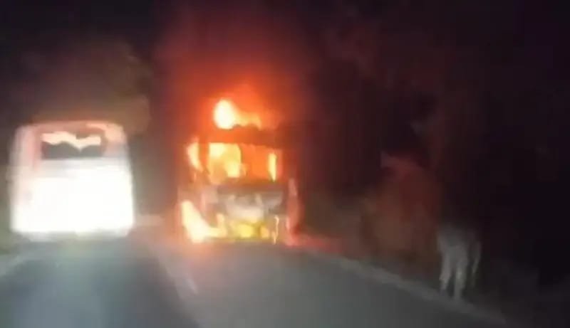 नक्सलियों की भड़ास, नेशनल हाईवे 63 पर ट्रक को लगाई आग