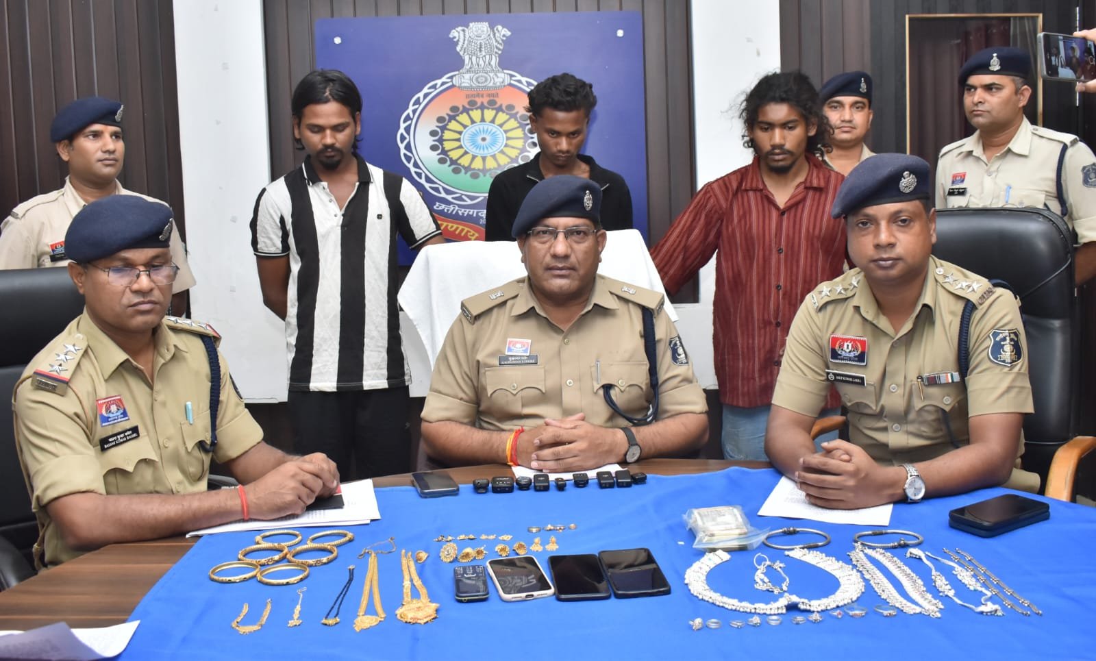 सूने मकान में चोरी का खुलासा, 03 आरोपी गिरफ्तार -  8.22 लाख की संपत्ति बरामद