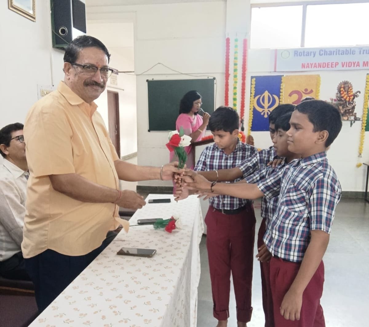 गुरु पूर्णिमा पर नयनदीप विद्या मंदिर के शिक्षकों का सम्मान, दृष्टिबाधित विद्यार्थियों की प्रतिभा ने मोहा मन