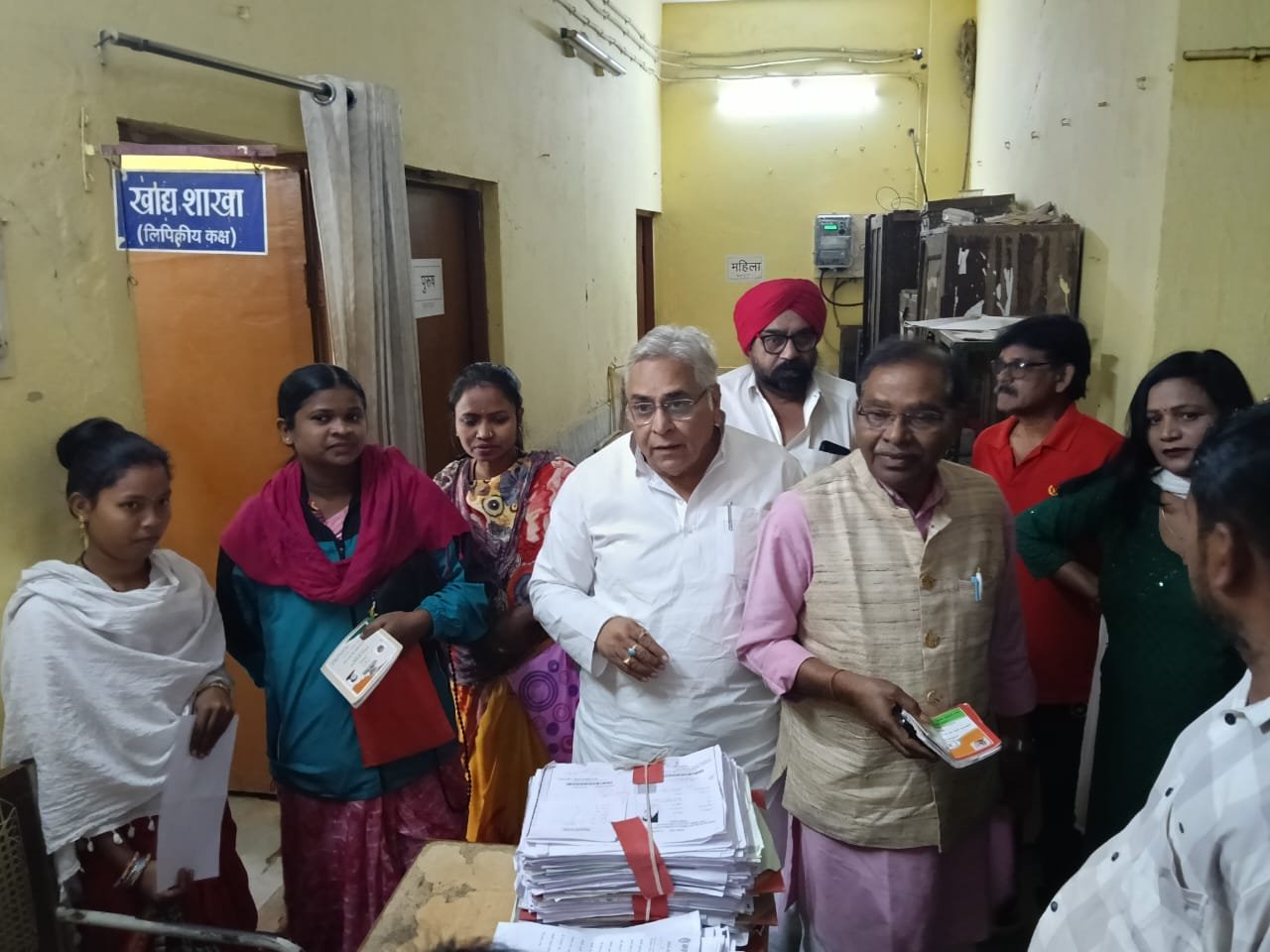 राशन के लिए हितग्राही खाद्य विभाग व राशन दुकानों के चक्कर काटने विवश