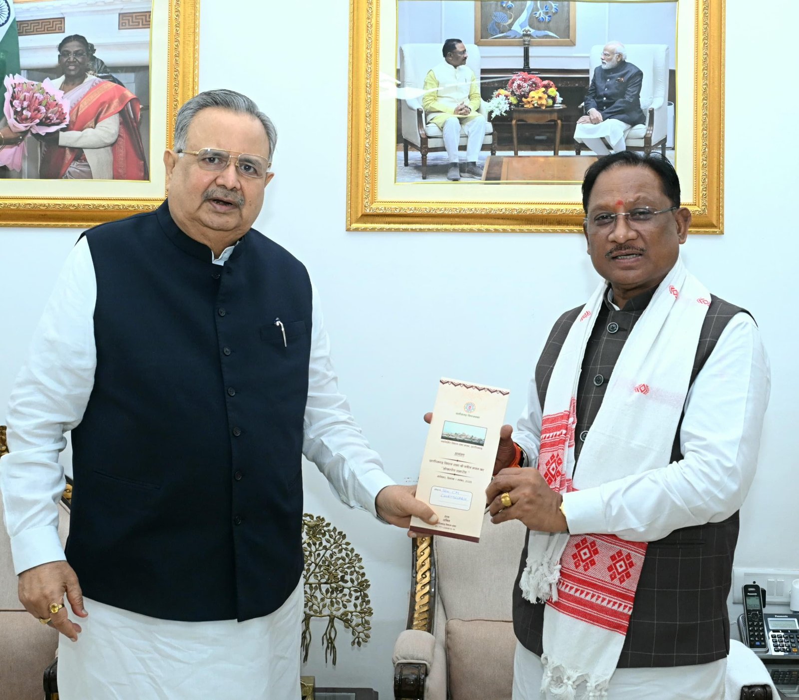 मुख्यमंत्री विष्णु देव साय को विधानसभा अध्यक्ष डॉ. रमन सिंह ने नवीन विधानसभा भवन के लोकार्पण समारोह में शामिल होने का दिया आमंत्रण मुख्यमंत्री विष्णु देव साय को विधानसभा अध्यक्ष डॉ. रमन सिंह ने नवीन विधानसभा भवन के लोकार्पण समारोह में शामिल होने का दिया आमंत्रण