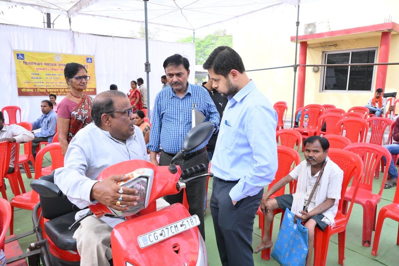 कलेक्टर श्री सिंह ने नगर पालिक निगम भिलाई में आयोजित दिव्यांगजन शिविर का किया निरीक्षण