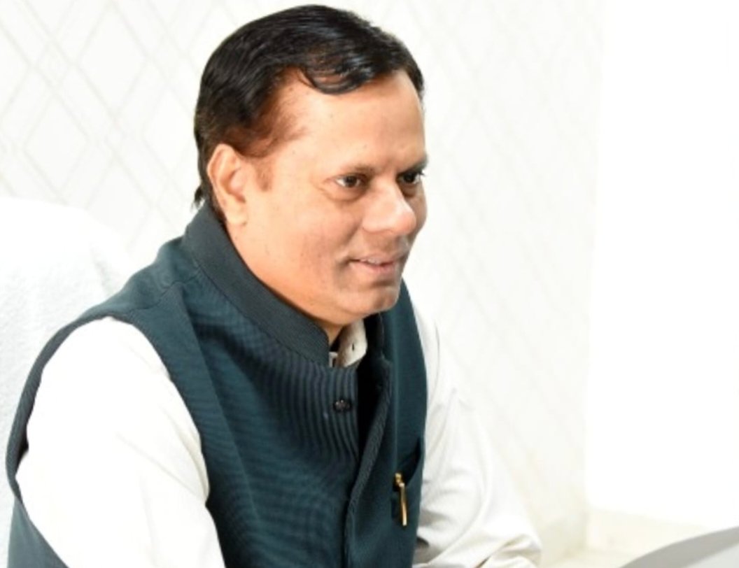 संभाग आयुक्त पहुंचे रिसाली, कार्यालय का किया निरीक्षण