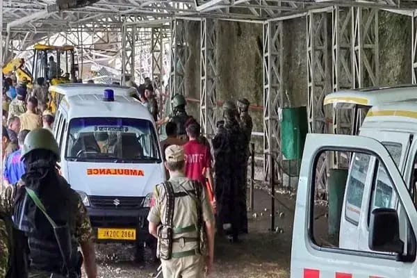 वैष्णो देवी लैंडस्लाइड में अब तक 30 लोगों की मौत, बढ़ सकता है आंकड़ा; जम्मू का देश से रेल-सड़क संपर्क टूटा