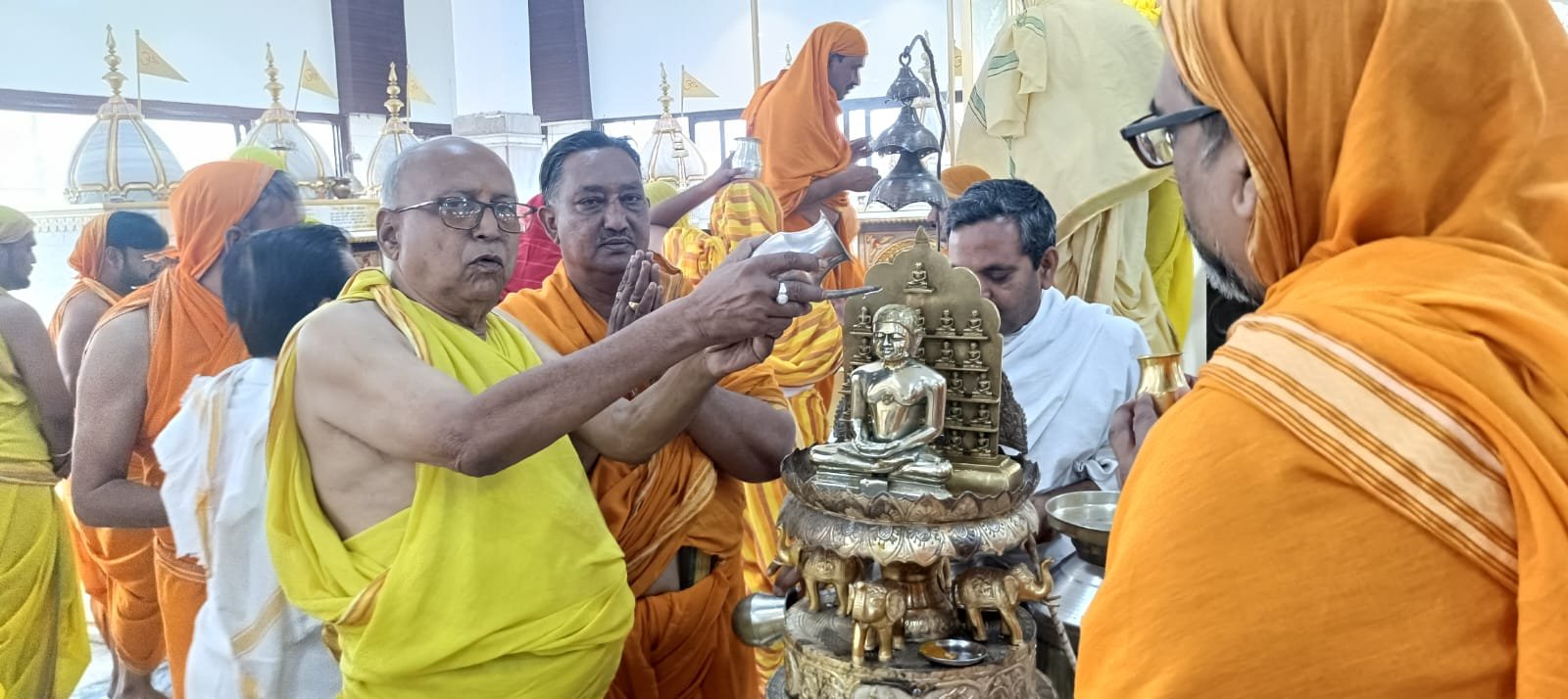 दिगंबर जैन बड़ा मंदिर में तीर्थंकर भगवानों का स्थापना दिवस श्रद्धा व भक्ति के साथ मनाया गया
