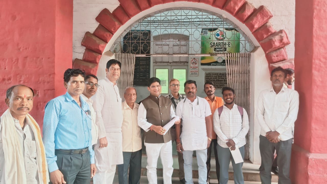 खरसिया-नया रायपुर-परमलकसा रेल परियोजना: भूमि अधिग्रहण में मनमानी के विरोध में किसानों ने कलेक्टर को सौंपा ज्ञापन, अवैध सर्वे पर FIR की मांग